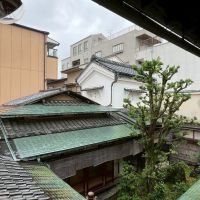 京都市上京区浄福寺通上立売上る大黒町711番地の賃貸物件/2F｜窓越しに見える瓦屋根。町家が重なる西陣らしい眺め。