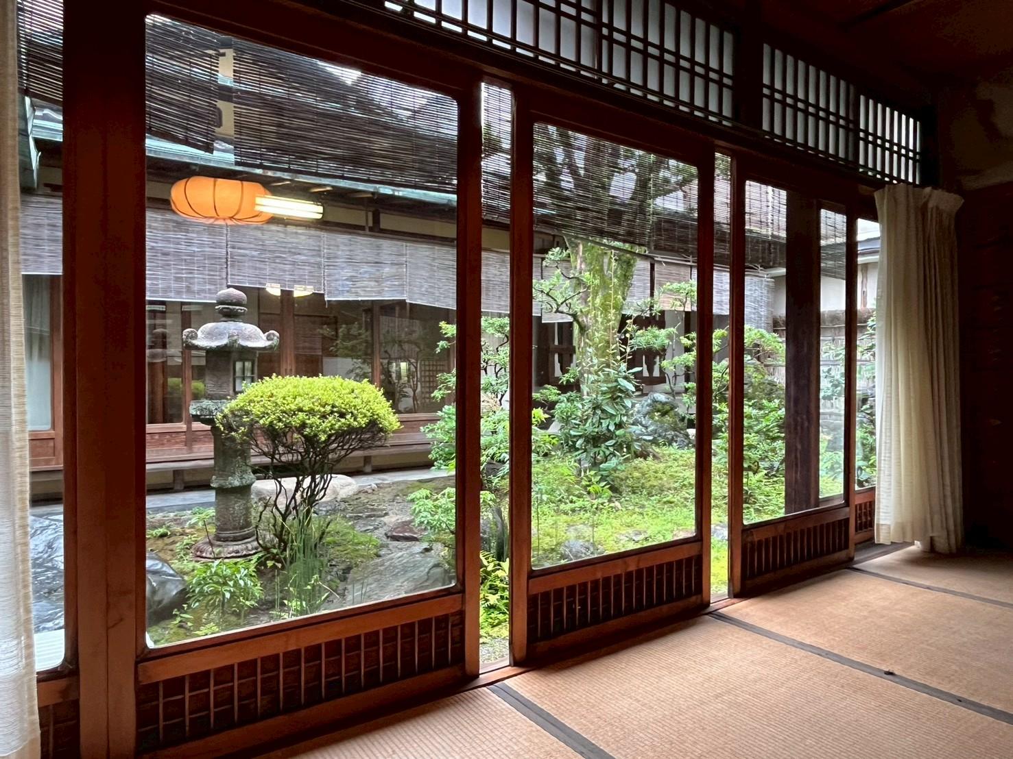 京都市上京区浄福寺通上立売上る大黒町711番地の賃貸物件/1F｜庭を大きく取り込む窓辺。室内から季節の移ろいを楽しめます。