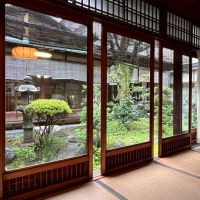 京都市上京区浄福寺通上立売上る大黒町711番地の賃貸物件/1F｜庭を大きく取り込む窓辺。室内から季節の移ろいを楽しめます。