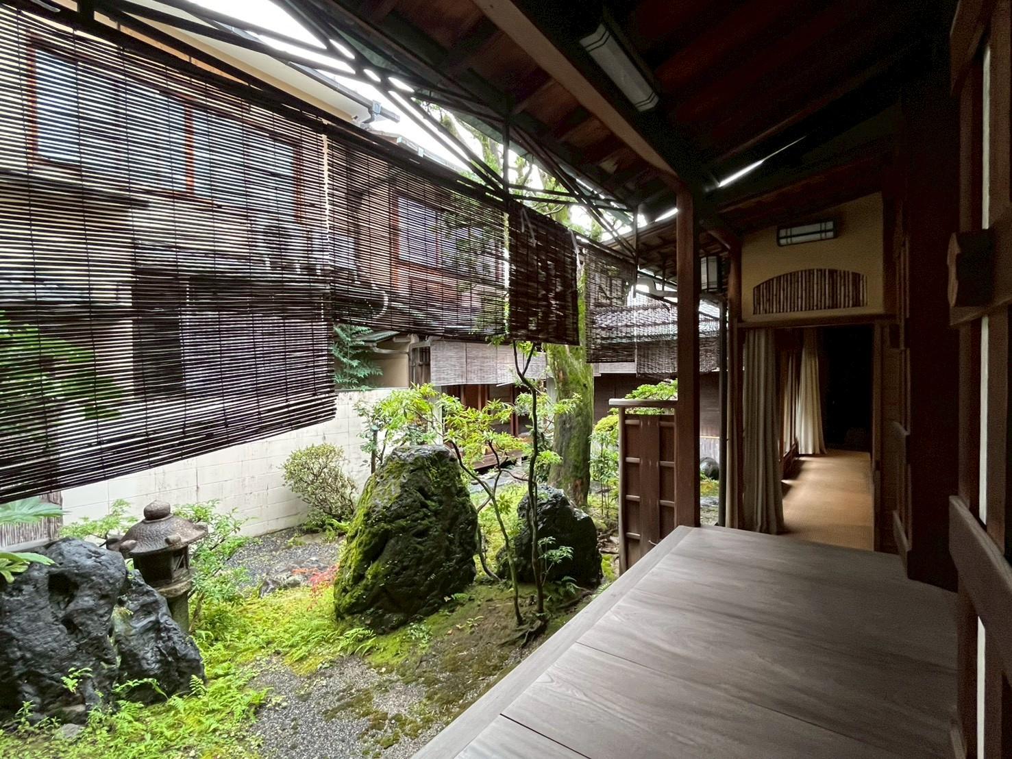 京都市上京区浄福寺通上立売上る大黒町711番地の賃貸物件/1F｜庭に沿って続く縁側。建物の奥へ歩く楽しさがあります。