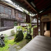 京都市上京区浄福寺通上立売上る大黒町711番地の賃貸物件/1F｜庭に沿って続く縁側。建物の奥へ歩く楽しさがあります。