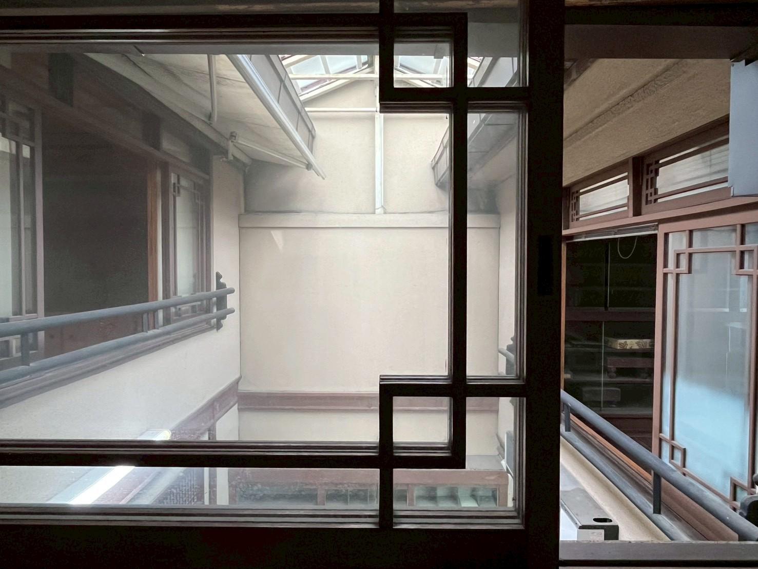 京都市上京区浄福寺通上立売上る大黒町711番地の賃貸物件/2F｜吹き抜けに面した窓。向かいの部屋まで視線が届きます。