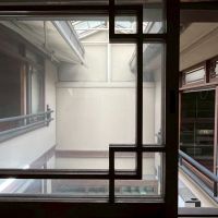 京都市上京区浄福寺通上立売上る大黒町711番地の賃貸物件/2F｜吹き抜けに面した窓。向かいの部屋まで視線が届きます。