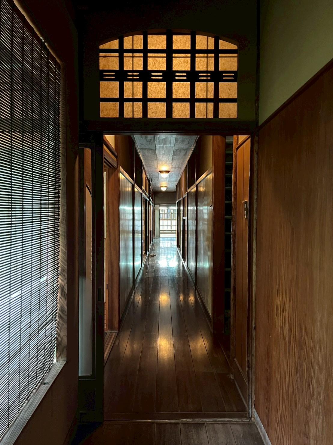 京都市上京区浄福寺通上立売上る大黒町711番地の賃貸物件/2F｜建具の連なる廊下。ここの艶感も素晴らく、建物の奥深さを実感します。
