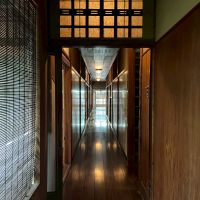 京都市上京区浄福寺通上立売上る大黒町711番地の賃貸物件/2F｜建具の連なる廊下。ここの艶感も素晴らく、建物の奥深さを実感します。