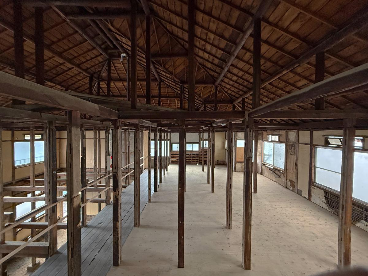 京都市東山区轆轤町110-1の賃貸物件/2階全景東を見る。アパートの名残の中央廊下はそのまま残して、南側は補強のため床組みがなされています。最低限のことはされているので、思い切ってこのままギャラリーとして使うのもありかも