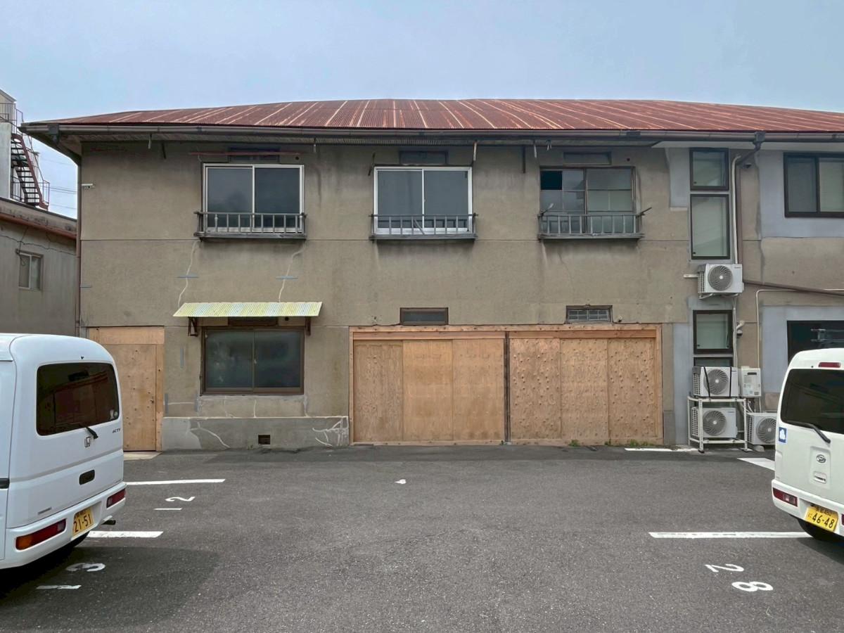 京都市東山区轆轤町110-1の賃貸物件/北面外観全景。北側には月極駐車場が広がっています。当時のアパートとしてはかなり大型だったのではないでしょうか。存在感があります。そしてプロポーションが良い