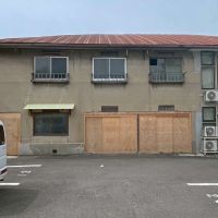 京都市東山区轆轤町110-1の賃貸物件/北面外観全景。北側には月極駐車場が広がっています。当時のアパートとしてはかなり大型だったのではないでしょうか。存在感があります。そしてプロポーションが良い