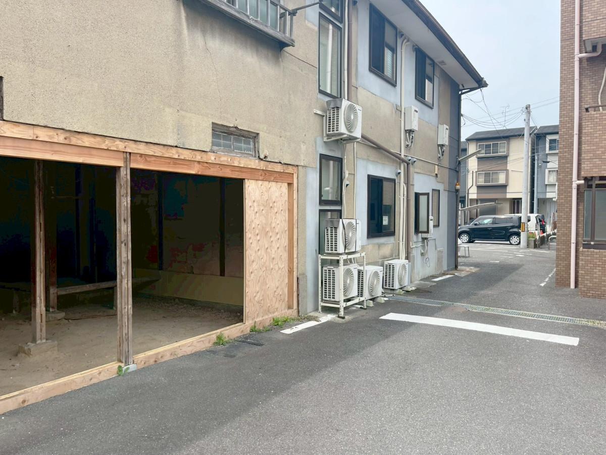 京都市東山区轆轤町110-1の賃貸物件/1階開口部分。仮設ではありますが扉を開け放つとかなりの解放感です。右奥の建物との間を抜けるとハッピー六原前の道に出れます