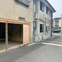 京都市東山区轆轤町110-1の賃貸物件/1階開口部分。仮設ではありますが扉を開け放つとかなりの解放感です。右奥の建物との間を抜けるとハッピー六原前の道に出れます