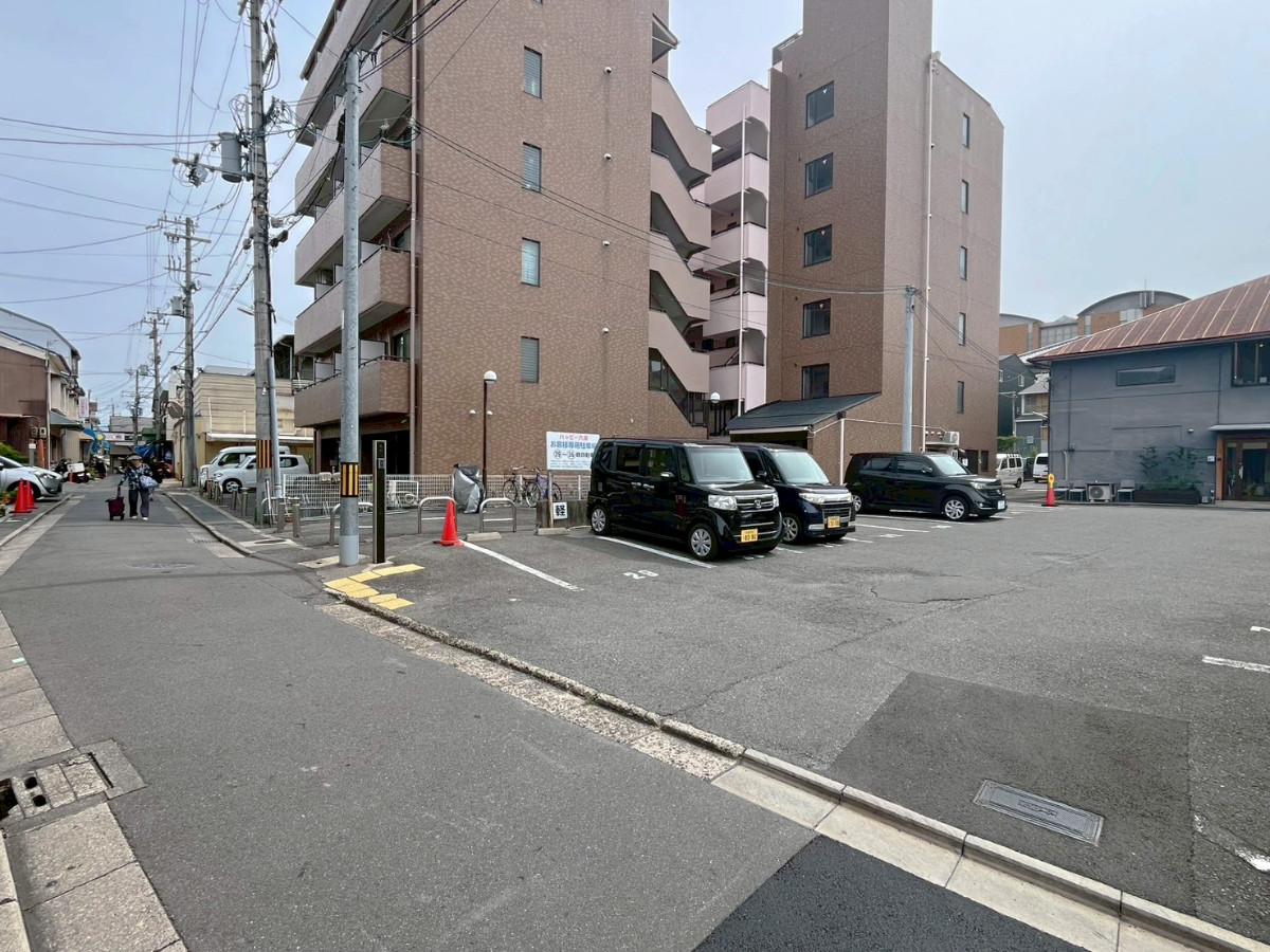 京都市東山区轆轤町110-1の賃貸物件/画像右手がテナント道路側に位置しているゲストハウス。左の道路奥にはハッピー六原（スーパーマーケット）が見えます。ローカルスーパーのさらに奥といったおもしろい立地です