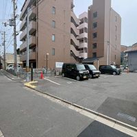 京都市東山区轆轤町110-1の賃貸物件/画像右手がテナント道路側に位置しているゲストハウス。左の道路奥にはハッピー六原（スーパーマーケット）が見えます。ローカルスーパーのさらに奥といったおもしろい立地です
