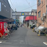 京都市東山区轆轤町110-1の賃貸物件/左手が長年愛され続けているスーパー「ハッピー六原」。正面のゲートをそのまま抜けるとテナントがある敷地へと至ります