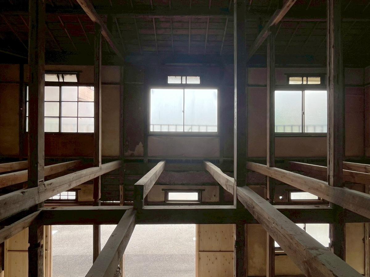 京都市東山区轆轤町110-1の賃貸物件/迫力のスケルトン空間。歴史あるディテール。ローカルのさらに奥というディープな立地。悩ましくも魅力的なキーワードが満載のテナントです