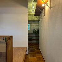 京都市右京区西京極畔勝町63、64の売買物件/ベッド脇を進むと収納スペース
