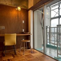 京都市右京区西京極畔勝町63、64の売買物件/小ぶりなバルコニーに面してPCでの作業スペースまであります※動産物は全て撤去予定です