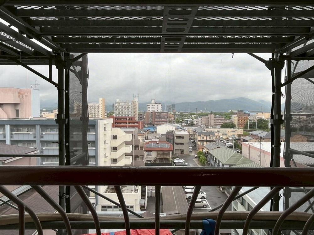 京都市右京区西京極畔勝町63、64の売買物件/遠くには西山、少し手前には阪急電車の行き来が見えて、日常の風景に動きがあって良い。