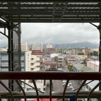 京都市右京区西京極畔勝町63、64の売買物件/遠くには西山、少し手前には阪急電車の行き来が見えて、日常の風景に動きがあって良い。