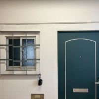 京都市右京区西京極畔勝町63、64の売買物件/玄関ドアは更新されてますが、レトロな格子が残る