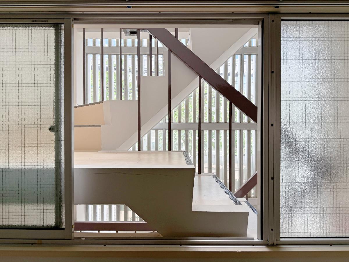 京都市中京区富小路竹屋町上る桝屋町325-2 の賃貸物件/2階窓から階段室。住居事務所の募集なのに、とにかく階段室推しです。ここは開放して一部屋として使いたい