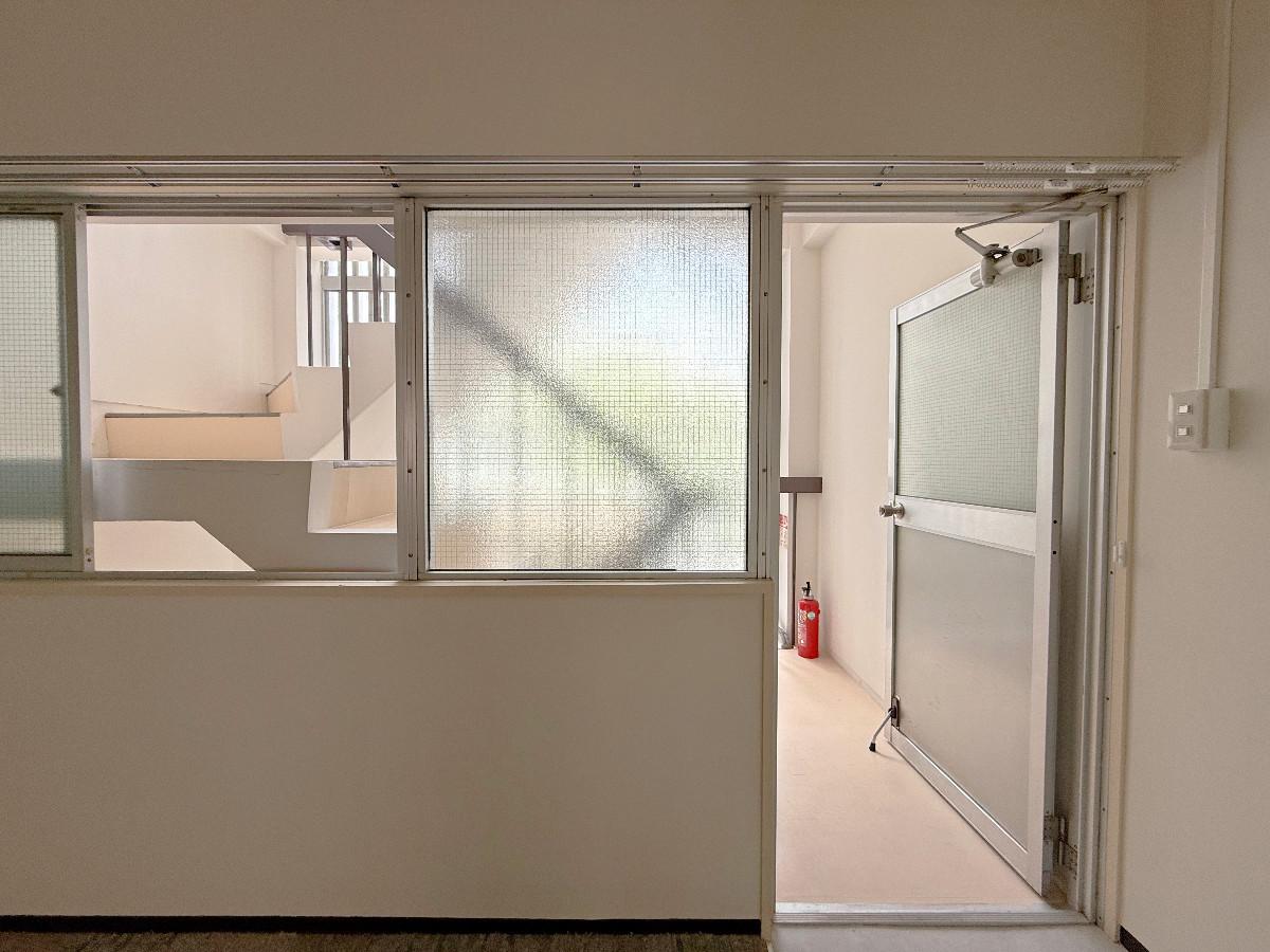 京都市中京区富小路竹屋町上る桝屋町325-2 の賃貸物件/2階入口。東も窓があり自然光が入るのですが、西の階段室が良くて。。。まとめて借りるなら階段室を室内空間化して、踊り場に椅子を出すとか。妄想が広がります