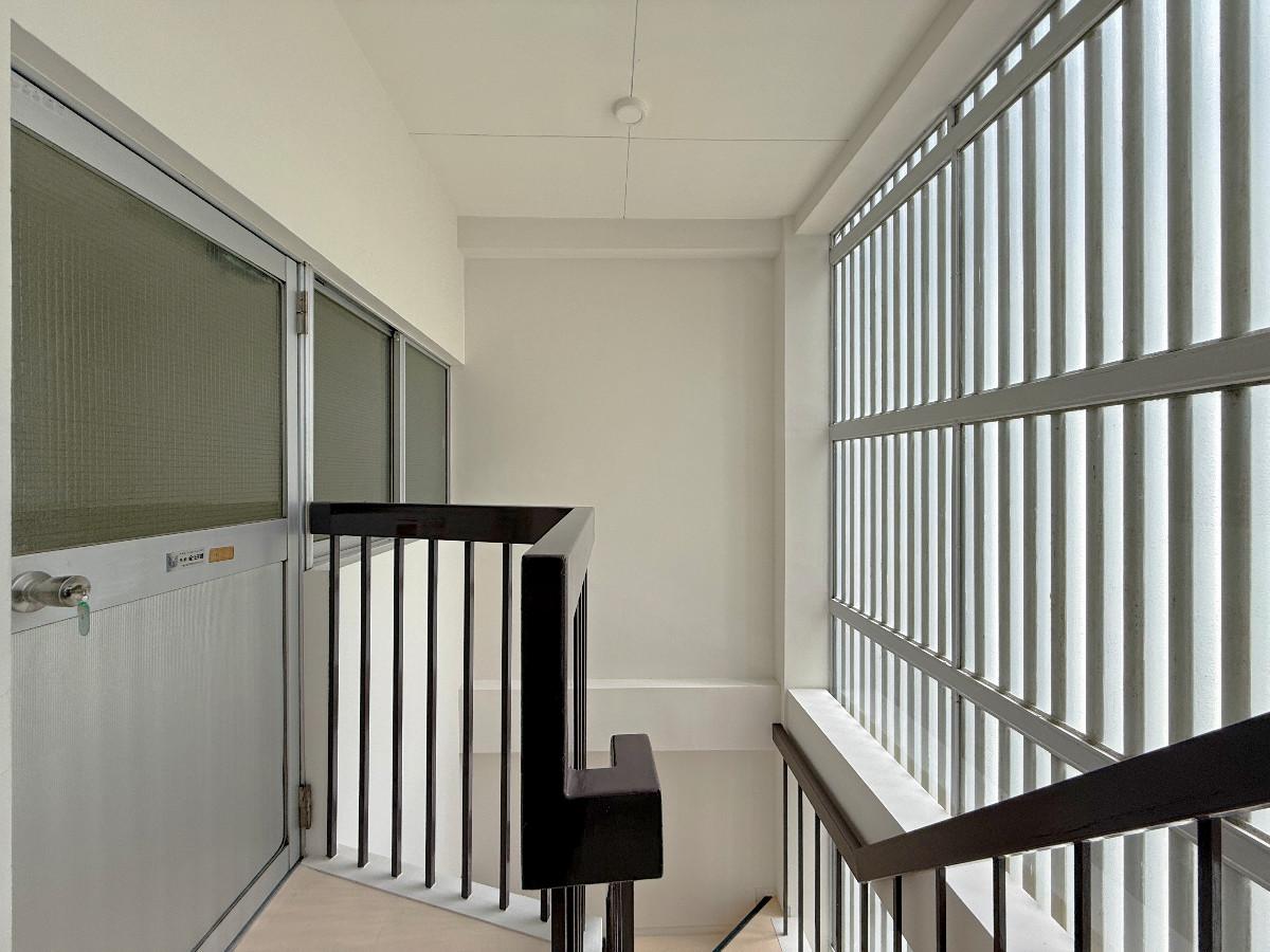 京都市中京区富小路竹屋町上る桝屋町325-2 の賃貸物件/3階階段室。まだまだ階段室推します。道路側格子の内側にはガラスが入ってるので、雰囲気としてはほぼ室内