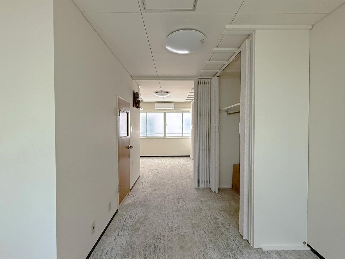 京都市中京区富小路竹屋町上る桝屋町325-2 の賃貸物件/2階部屋東を見る。元々は事務所として使われていた空間です。アコーディオンドアで仕切りや収納あり