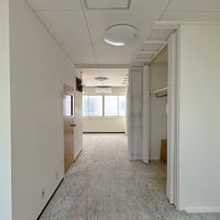 京都市中京区富小路竹屋町上る桝屋町325-2 の賃貸物件/2階部屋東を見る。元々は事務所として使われていた空間です。アコーディオンドアで仕切りや収納あり