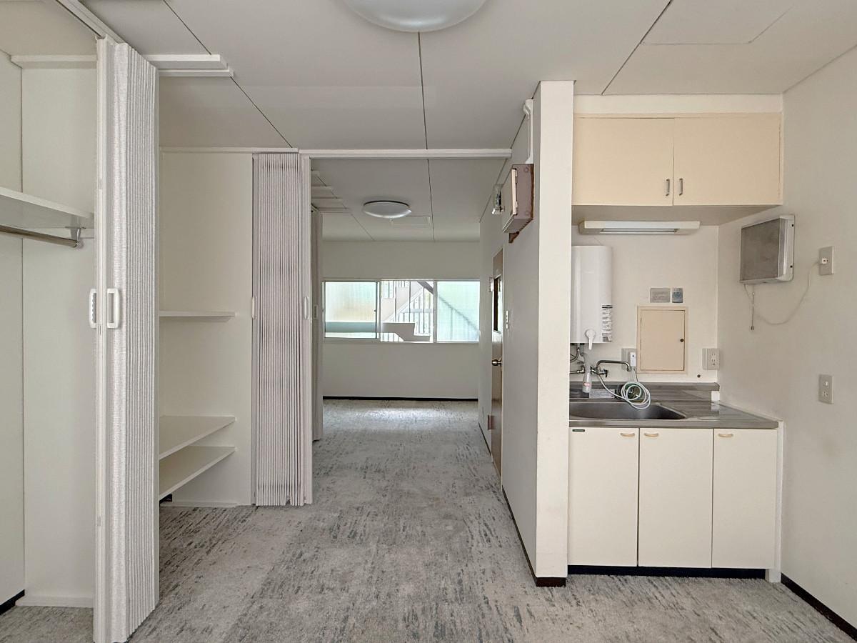 京都市中京区富小路竹屋町上る桝屋町325-2 の賃貸物件/2階部屋西を見る。北側にミニキッチンとトイレが収まっています