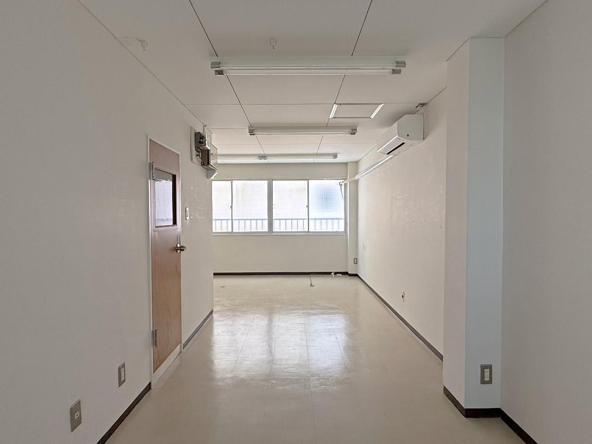 京都市中京区富小路竹屋町上る桝屋町325-2 の賃貸物件/3階部屋東を見る。3階は収納などもなくすっきり。4階の住居がとても狭いので、こちらをリビングと寝室にしてもいいのではと妄想してます