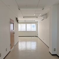 京都市中京区富小路竹屋町上る桝屋町325-2 の賃貸物件/3階部屋東を見る。3階は収納などもなくすっきり。4階の住居がとても狭いので、こちらをリビングと寝室にしてもいいのではと妄想してます