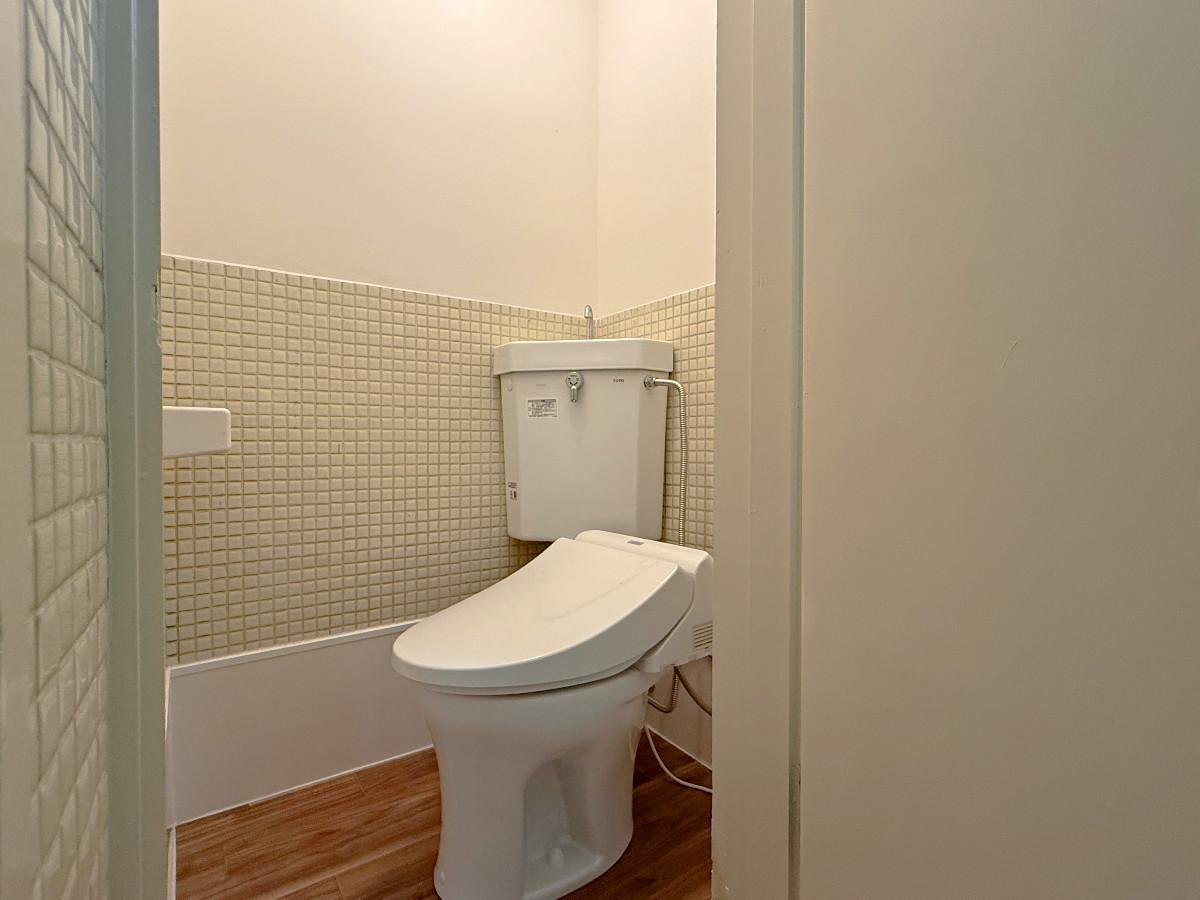 京都市中京区富小路竹屋町上る桝屋町325-2 の賃貸物件/トイレは最近見なくなった隅付けタンク式