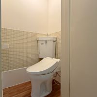 京都市中京区富小路竹屋町上る桝屋町325-2 の賃貸物件/トイレは最近見なくなった隅付けタンク式