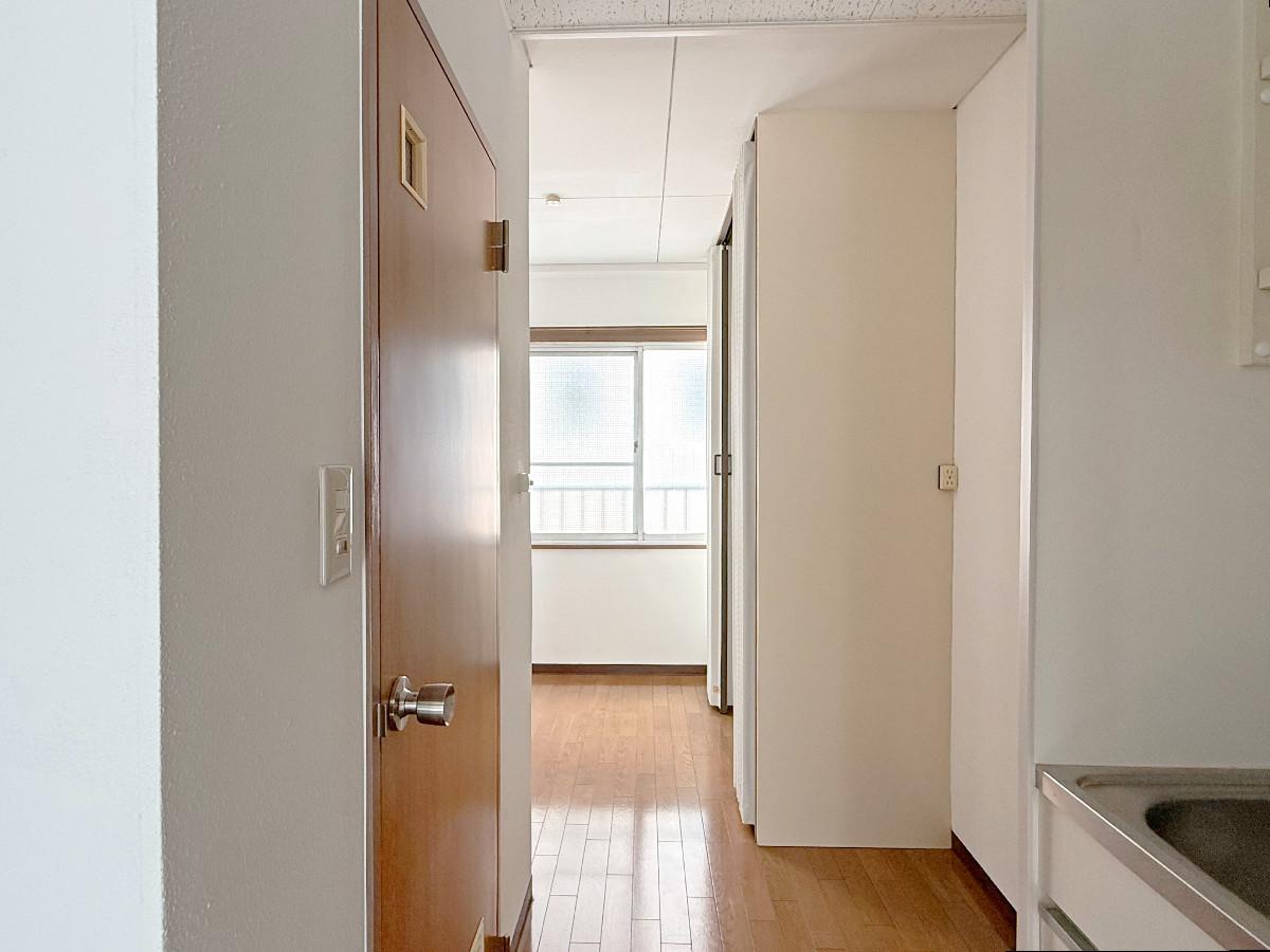京都市中京区富小路竹屋町上る桝屋町325-2 の賃貸物件/4階東を見る。玄関入ると正面にミニキッチン。そしてトイレ、奥に小さな空間で収納と風呂が続きます