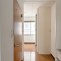 京都市中京区富小路竹屋町上る桝屋町325-2 の賃貸物件/4階東を見る。玄関入ると正面にミニキッチン。そしてトイレ、奥に小さな空間で収納と風呂が続きます