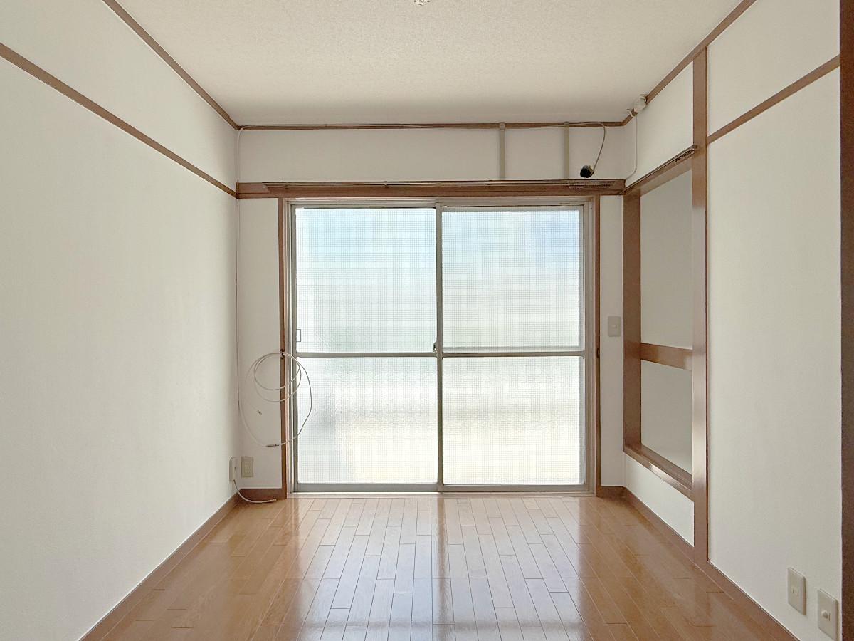 京都市中京区富小路竹屋町上る桝屋町325-2 の賃貸物件/4階西側を見る。4畳半くらいの広さの個室。ここが一番眺めがよく風通しもいいですが、ベッドを置いてしまうととても狭い。思い切って書斎にして、寝室は3階がよさそう