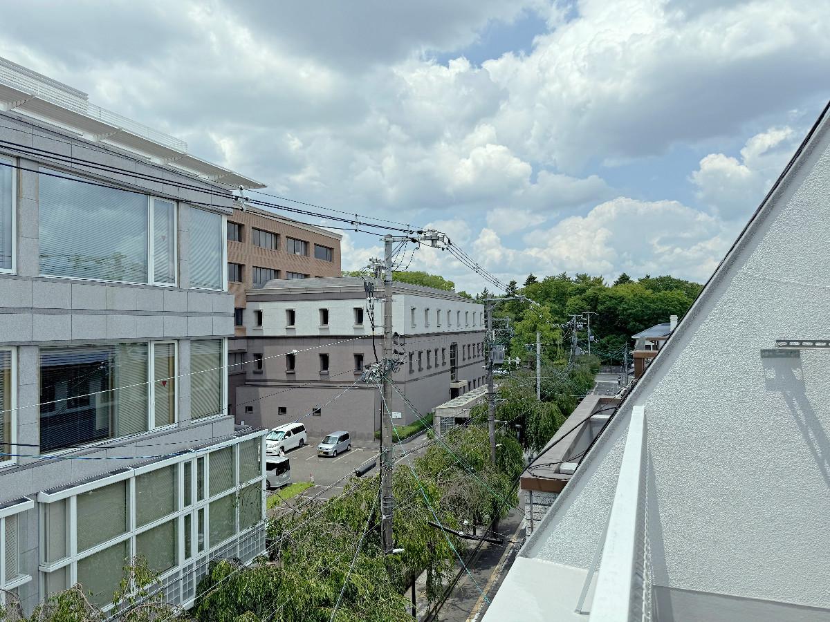 京都市中京区富小路竹屋町上る桝屋町325-2 の賃貸物件/4階ベランダからの眺め。高い建物がなく空が広い！北側には御所の緑が望めます。西向かいは裁判所と弁護士会館なので、マンションベランダのようにそこまで気にならないのがうれしい