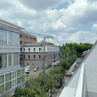 京都市中京区富小路竹屋町上る桝屋町325-2 の賃貸物件/4階ベランダからの眺め。高い建物がなく空が広い！北側には御所の緑が望めます。西向かいは裁判所と弁護士会館なので、マンションベランダのようにそこまで気にならないのがうれしい