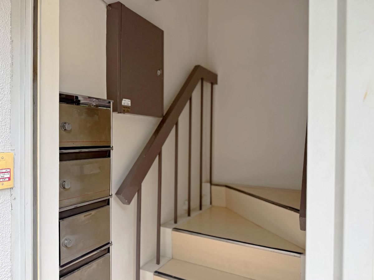 京都市中京区富小路竹屋町上る桝屋町325-2 の賃貸物件/入口全景。入り口にはシャッターがあります。不在時には安心。上階のポストはここに集約されています