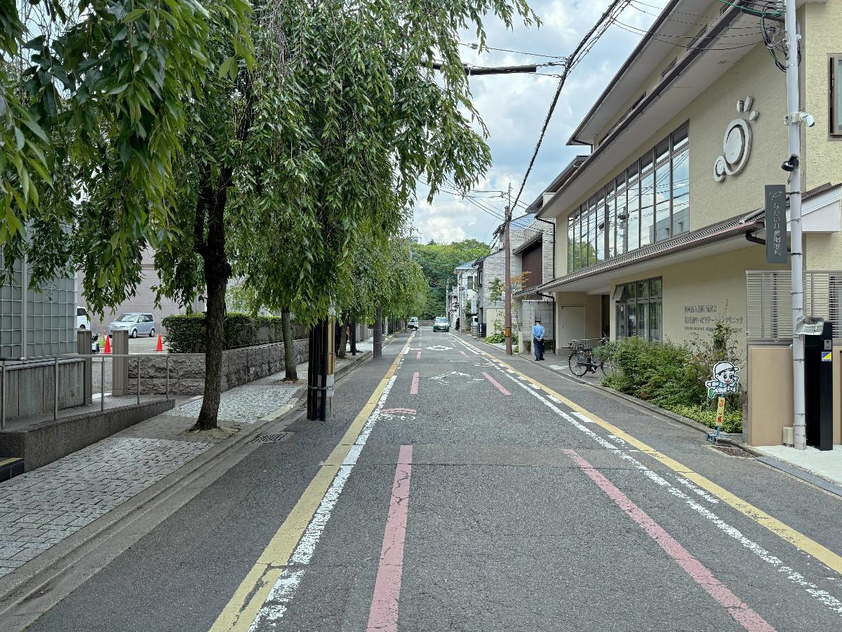 京都市中京区富小路竹屋町上る桝屋町325-2 の賃貸物件/西側の前面道路は富小路通。南向き一通で、京都駅近くまで真っすぐ下がれるので、比較的交通量は多いと思います。京都の縦の通りは、利便性で交通量が全然違います。つまり人の往来も多いということ