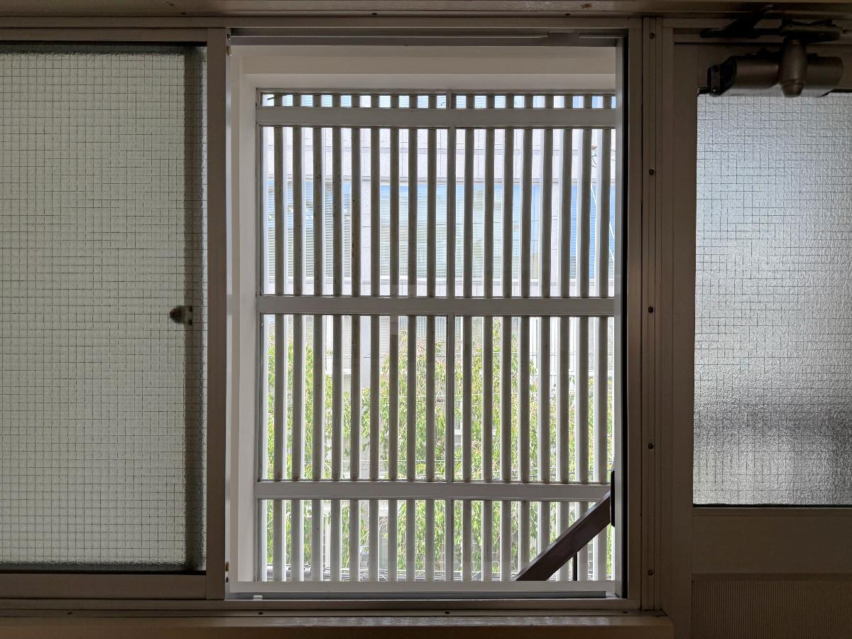 京都市中京区富小路竹屋町上る桝屋町325-2 の賃貸物件/屋内窓からも階段室越しに枝垂桜。各階個別でも賃貸可能ですが、この特殊な階段室なので断然まとめて借りをお勧めいたし〼。