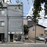 京都市中京区富小路竹屋町上る桝屋町325-2 の賃貸物件/外観全景。1階には薬局が入っています。左手階段が上階への入り口。建物のセットバックはないので、自転車を置くスペースがありません。