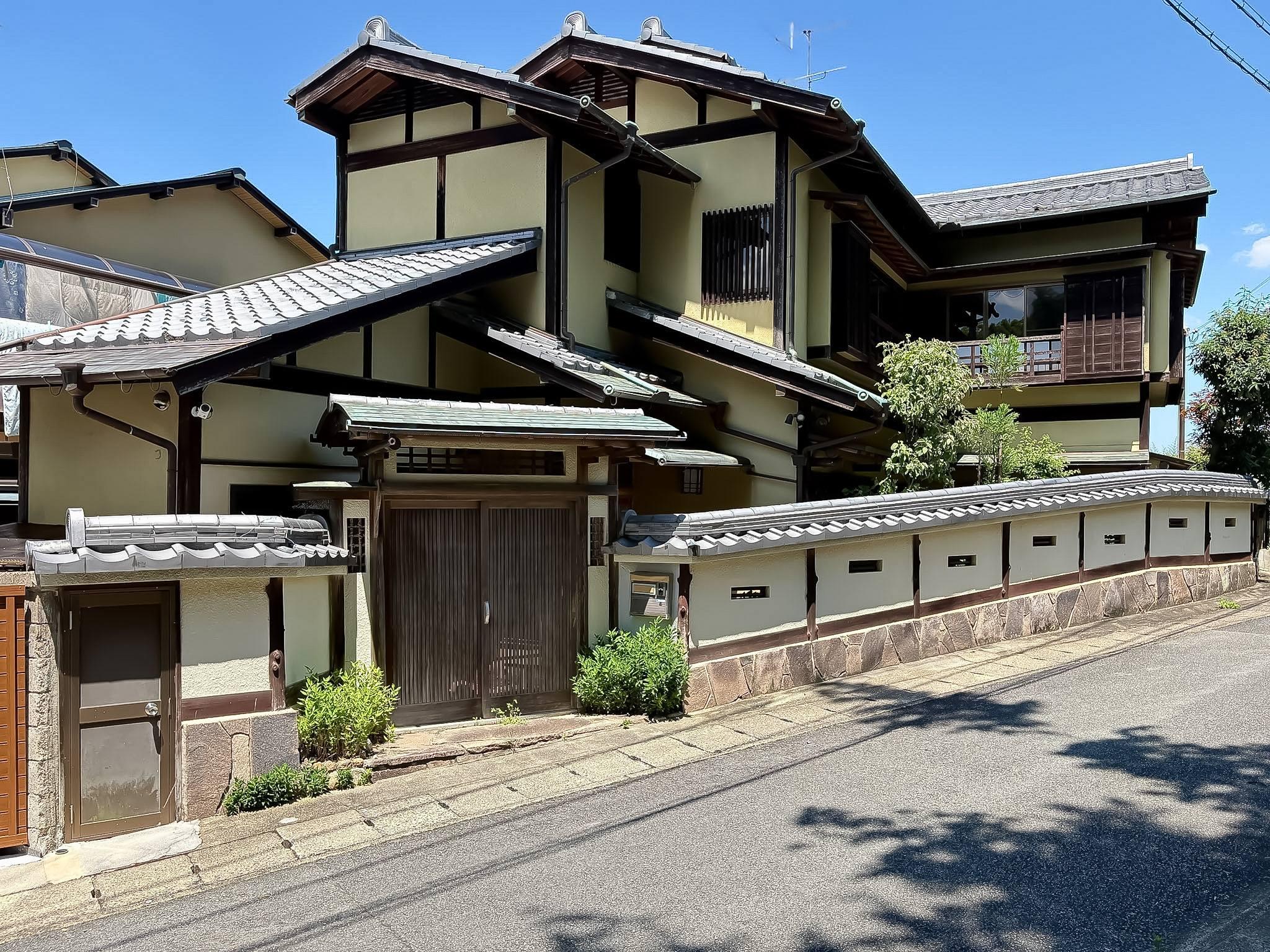 京都市西京区御陵北山町33-4の賃貸物件/門をくぐる前から期待が膨らむ堂々とした外観