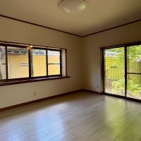 京都市西京区御陵北山町33-4の賃貸物件/中庭に面した洋室は書斎や趣味部屋に良さそう