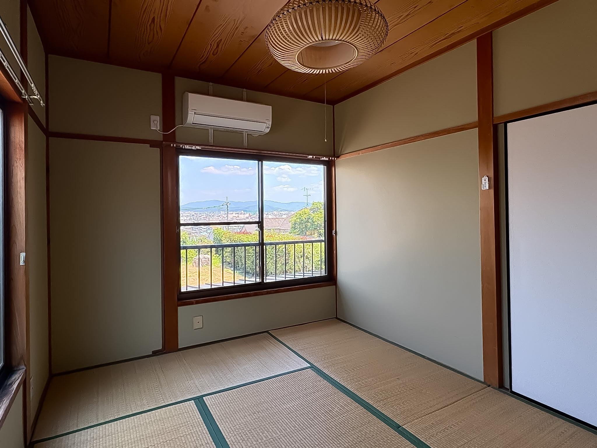 京都市西京区御陵北山町33-4の賃貸物件/窓辺に腰掛けて景色を眺めたくなる和室
