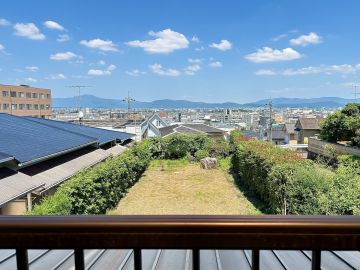 京都市西京区御陵北山町33-4の賃貸物件/庭を愉しみ街を望む