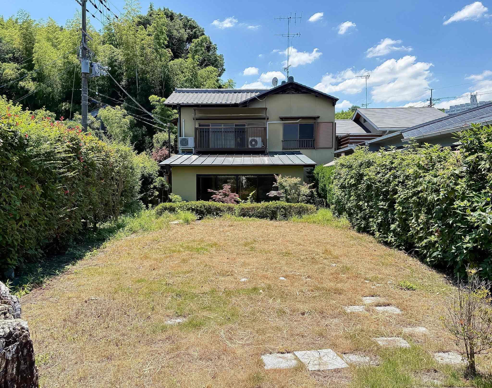 京都市西京区御陵北山町33-4の賃貸物件/思い思いの時間を過ごせる特大の専用庭