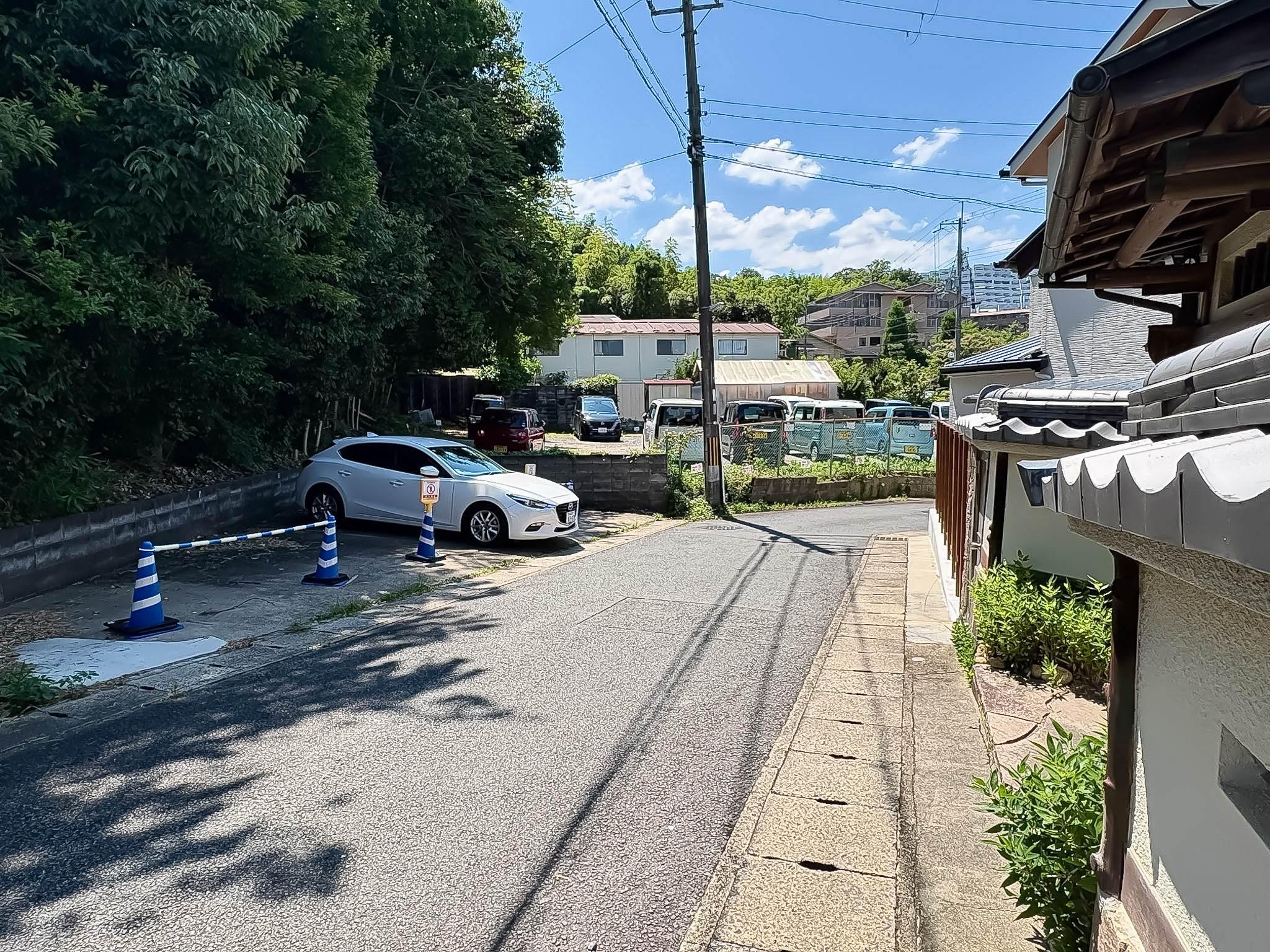 京都市西京区御陵北山町33-4の賃貸物件/前面道路を挟んで向かいには3台分の駐車スペース（使用には別途料金が必要です。）