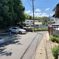 京都市西京区御陵北山町33-4の賃貸物件/前面道路を挟んで向かいには3台分の駐車スペース（使用には別途料金が必要です。）