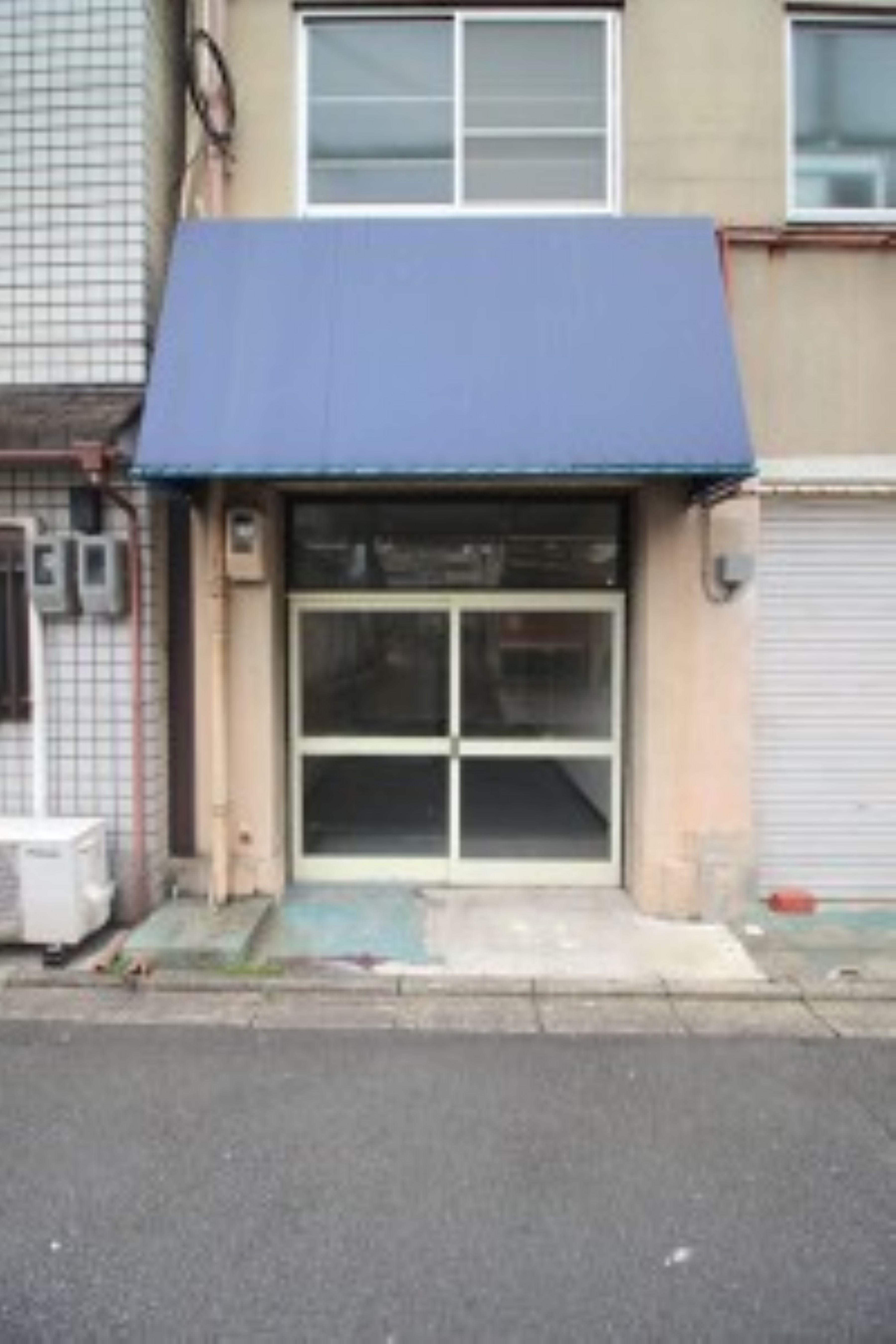 京都市左京区田中南西浦町73-11の賃貸物件/大きなガラス戸なので、中の様子が分かって入りやすそう(2019年撮影)